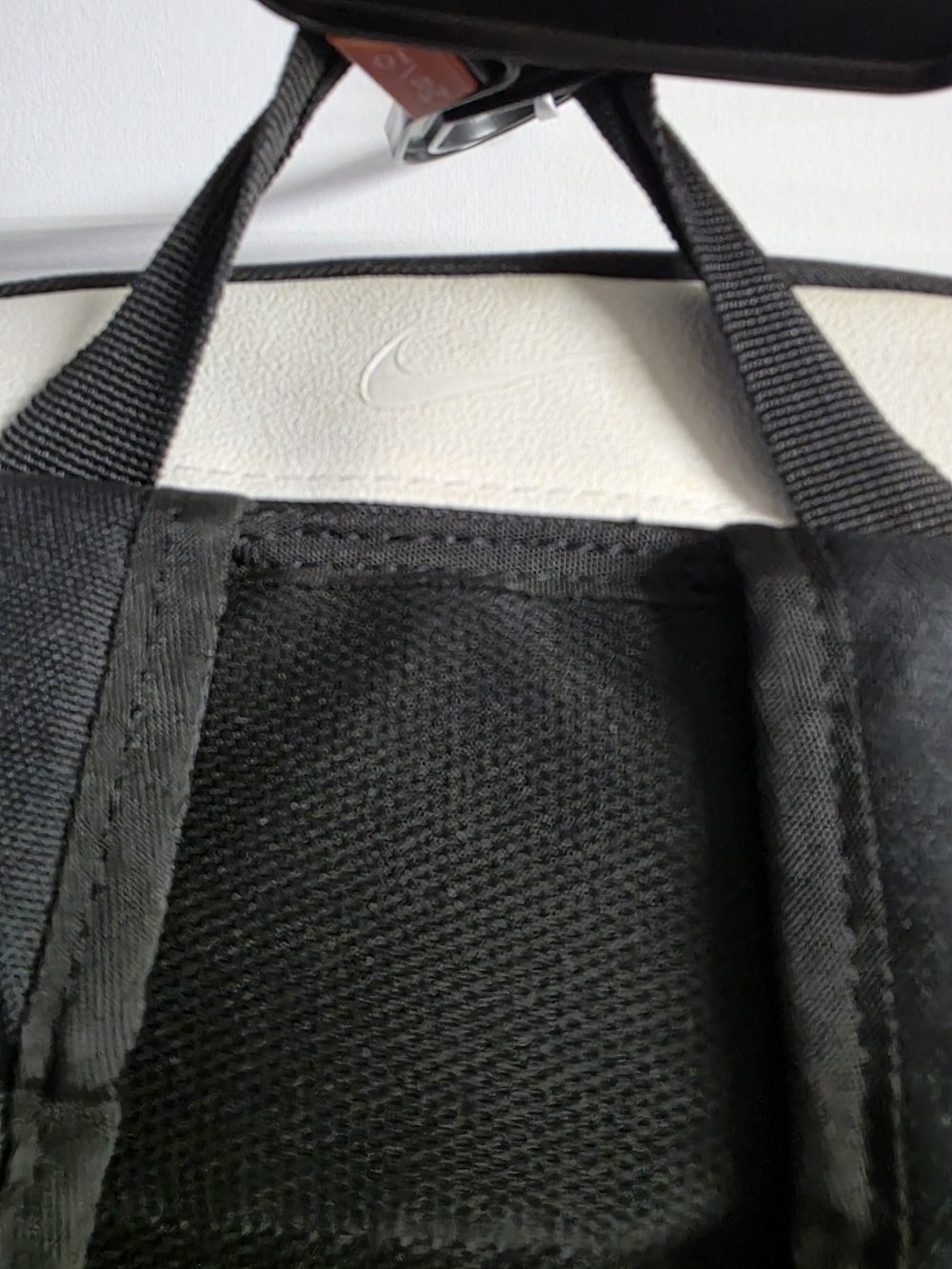 Nike Elite Shoulder Bag Black One Size Mens Padded Zip Pockets. - Picture 6 of 9